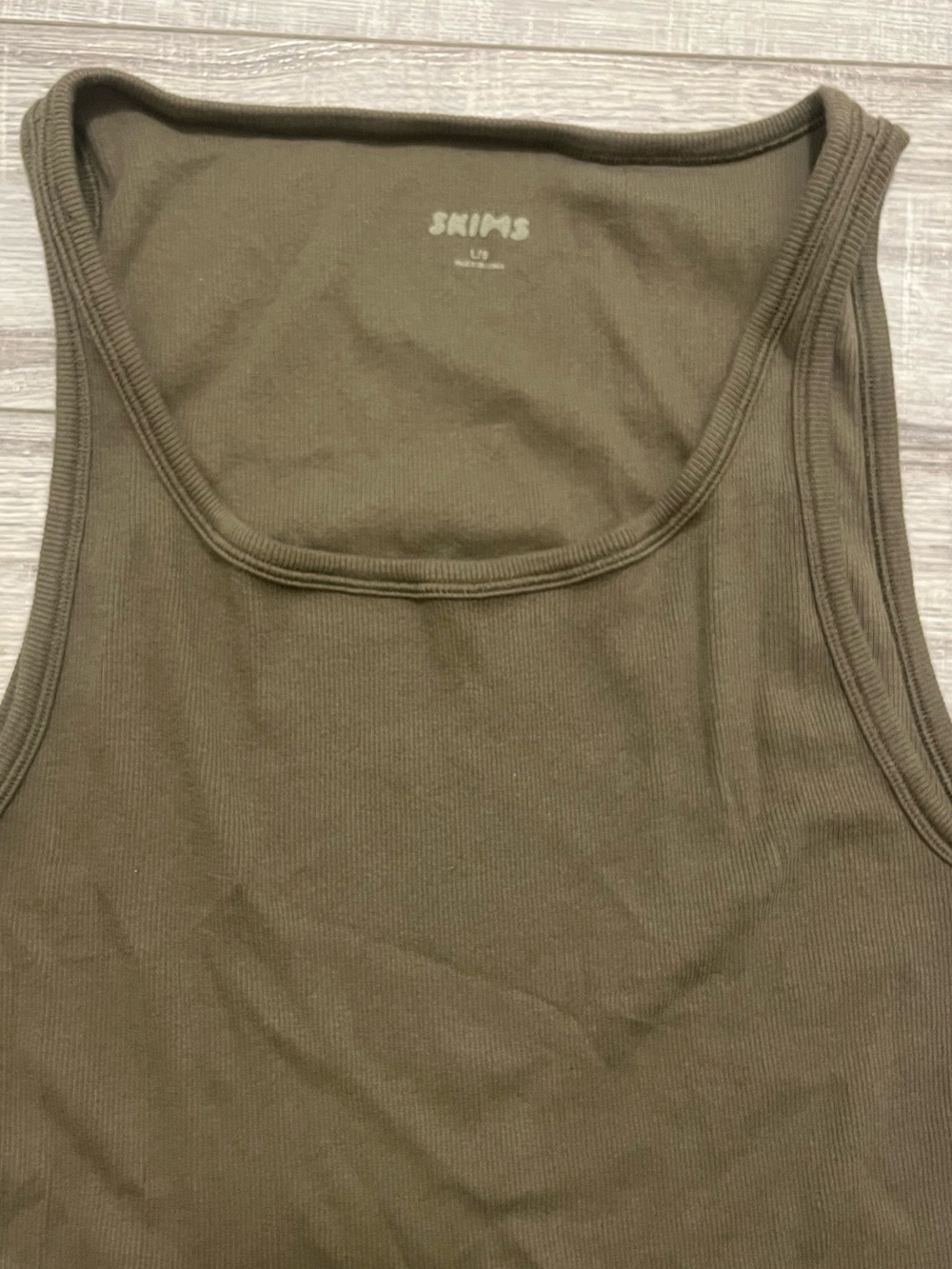 SKIMS Olive Ribbed Singlet - Picture 4 of 7